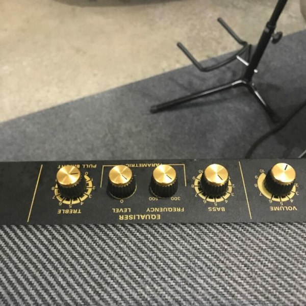 15 st Serie Gitarrförstärkare Förstärkare Tryck På Svart Justeringsknoppar med Guld Aluminiumlock Passar 6mm Diameter Pots
