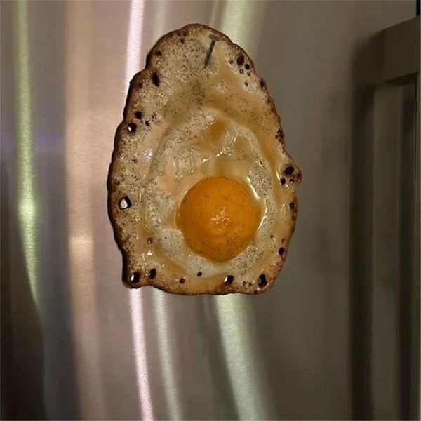Stekt egg hengende på en spiker, stekt egg skulptur ornament, morsom egg skulptur dekorasjon kastet på veggen