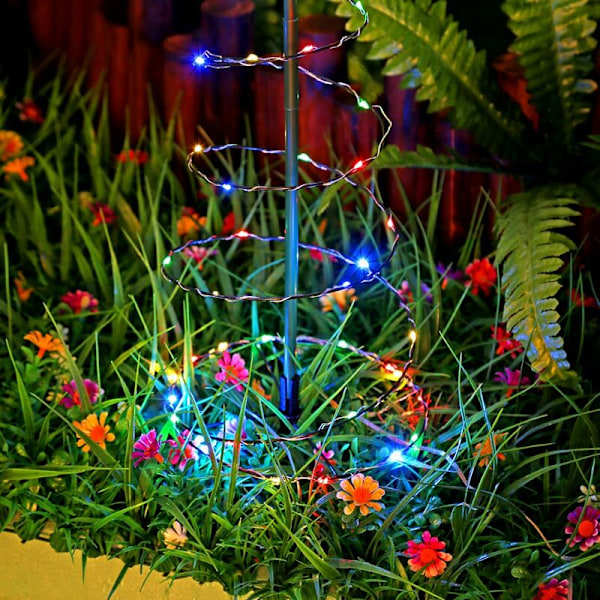Julelys-krans med stjerneformet juletre dekorert med fargerike LED-lys, solcelledrevet