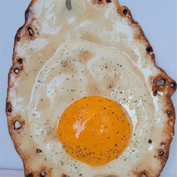 Stekt egg hengende på en spiker, stekt egg skulptur ornament, morsom egg skulptur dekorasjon kastet på veggen