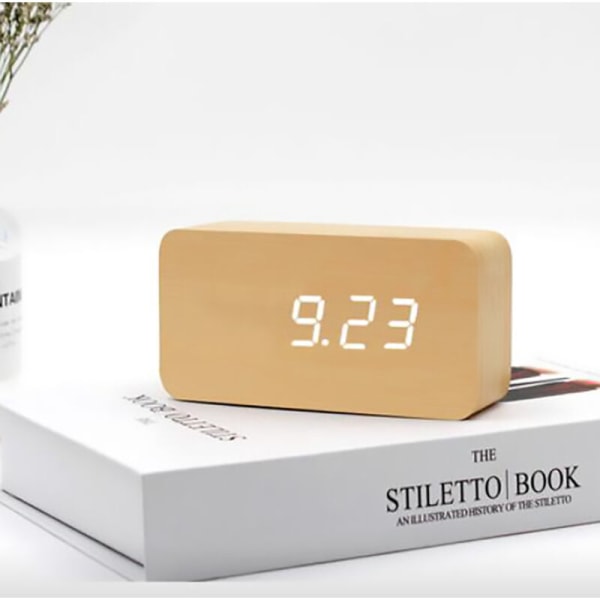 Digital väckarklocka i trä med justerbar ljusstyrka, röststyrning, LED-klocka, rektangulär display, tid, temperatur, heminredning