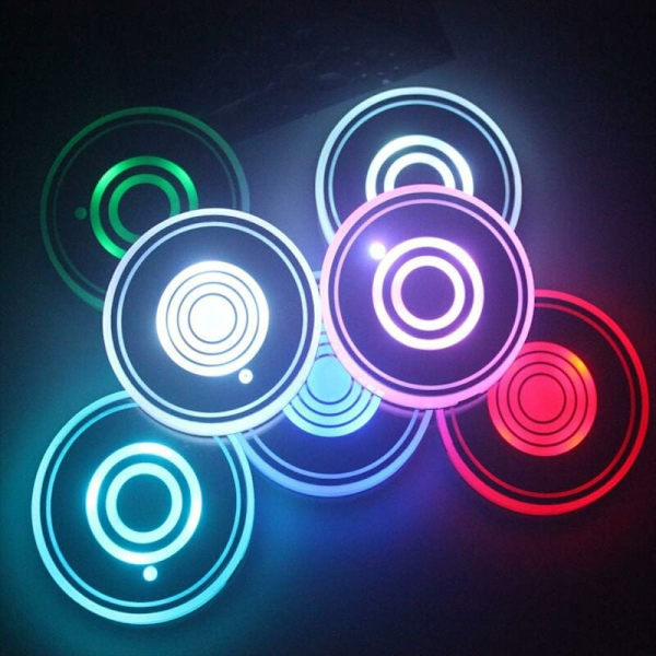 2-pak LED koppholder, LED-bilbrikke med 7 farger lysende koppunderlag, USB-ladekoppmatte for kopptilbehør, interiørdekor, lys
