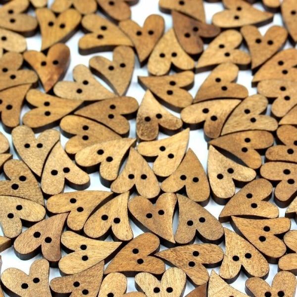100 st hantverksknappar med söta hål i brunt trä: hjärta 1613,53 mm