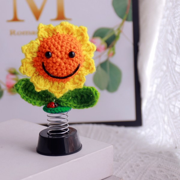 Autotarvikkeet Ornamentti, virkattu smiley kasvot auringonkukan kukkakukkien kojelauta Autokoristeet auton sisätilojen pöytäkoristeisiin (käsin neulottu)