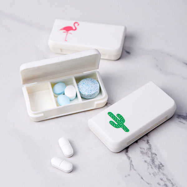 2 st små pilleraskar, fickmedicinskåp, transporterbar pillerförvaringslåda, medicindispenser med 3 fack, för resor och utomhus (fla