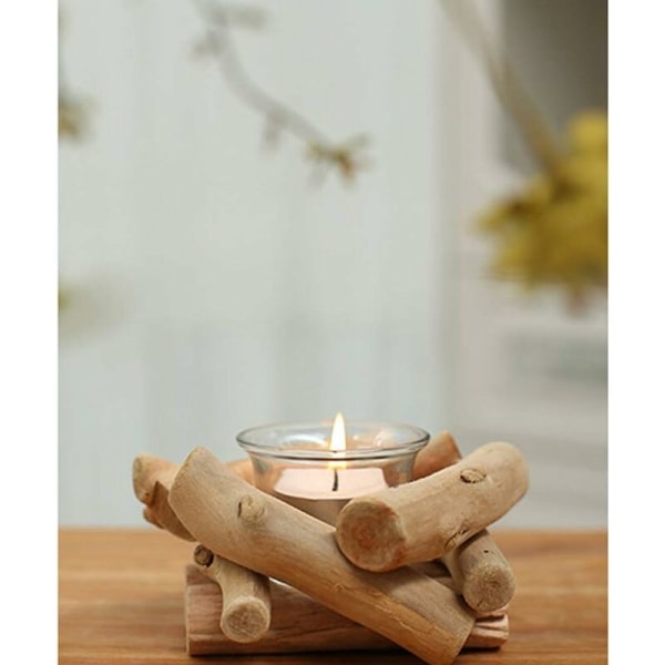 Luonnollinen puinen kynttilänjalka kynttilänpidikkeellä ja lasikupilla -