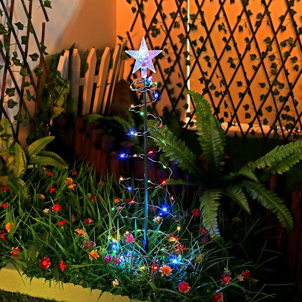 Julelys-krans med stjerneformet juletre dekorert med fargerike LED-lys, solcelledrevet