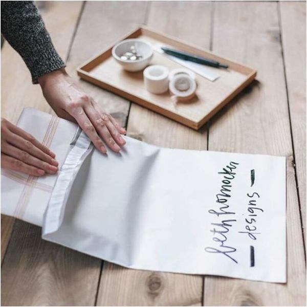 100 stk plastfraktposer 35 x 45 cm plastkonvolutter fraktposer hvit farge postposer vanntett og rivesikker -