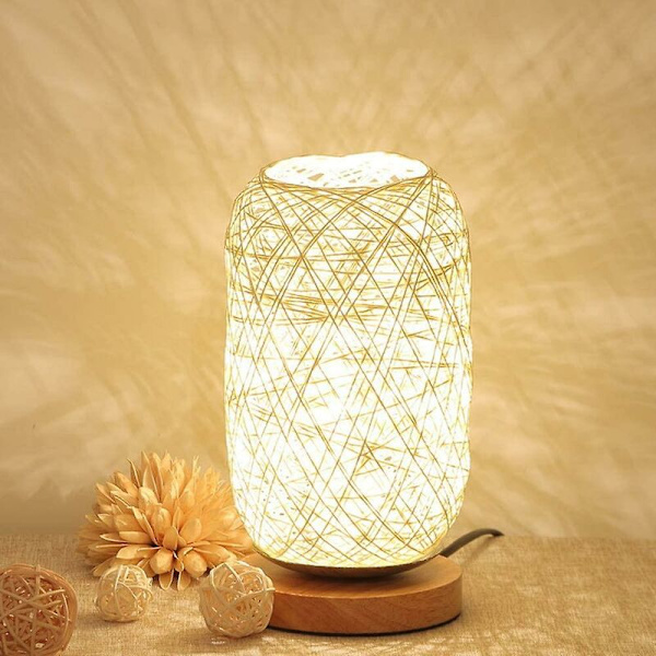 Senglampe i rattanreb og solrigt træ