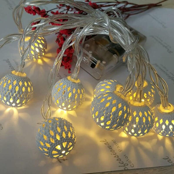 10 LED:n paristoilla toimiva valoköynnös sisä- ja ulkokäyttöön