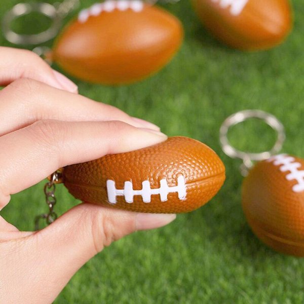 50 Rugby Ball Nyckelringar för Festgåvor, Skola Karneval Belöning, Sport Centerpiece Dekorationer, Festpåse Presentpåfyllnad