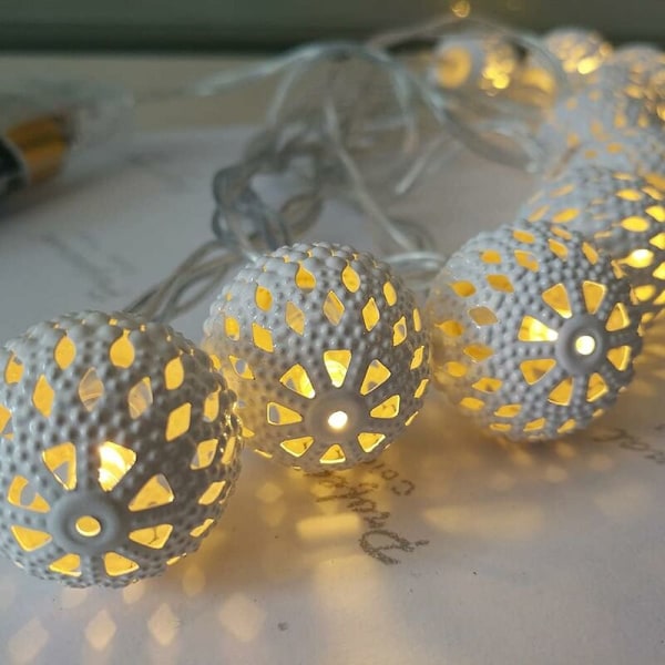 10 LED:n paristoilla toimiva valoköynnös sisä- ja ulkokäyttöön