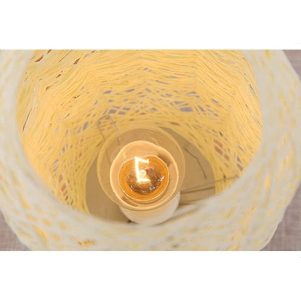 Senglampe i rattanreb og solrigt træ