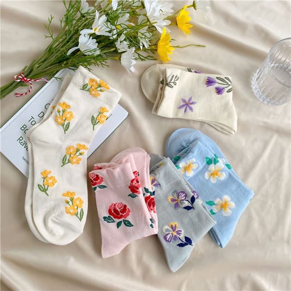 Søde pigesokker, preppy stil, små blomstrede mid-high sokker