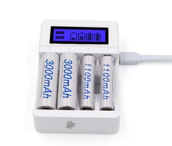 Akku-lader 4-spors batterilader LCD-akku-lader for AA/AAA oppladbare batterier