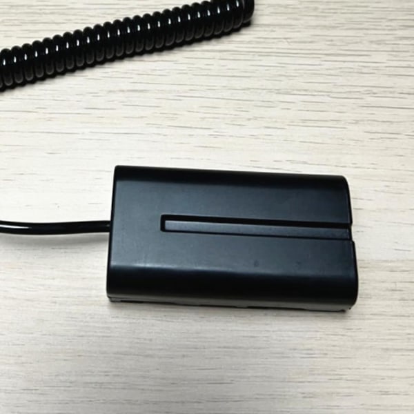 Coiled D-Tap till L-Series F550 Battery Dummy Kabel för / Shinobi Small Hd / Camera Monitor