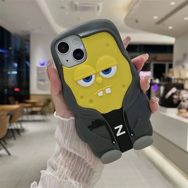 Denne epledukken er for iPhone-deksler og har et SpongeBob SquarePants-tegneseriedesign. sponge iPhone 15