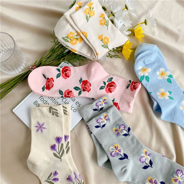 Søde pigesokker, preppy stil, små blomstrede mid-high sokker