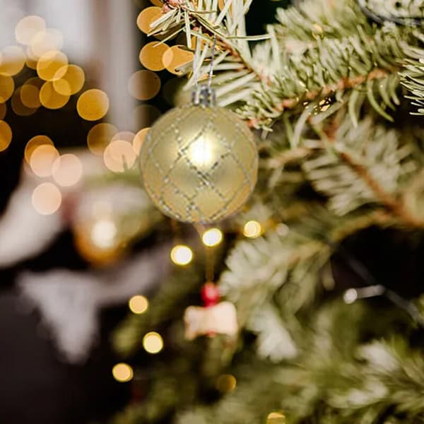 Sett med 16 dekorative juletrekuler