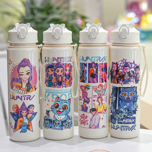700ml K-Pop Devil Hunter-tema vattenflaska med sugrör och flip-top, en portabel hydreringsmugg perfekt för resor, träning och som present. White-2