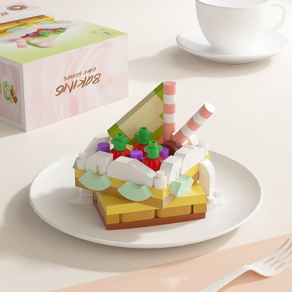 Rakennuspalikkalelu – Mousse-kakku (4cm x 7.8cm x 11.2cm)
