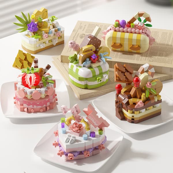 Rakennuspalikkalelu – Mousse-kakku (4cm x 7.8cm x 11.2cm)