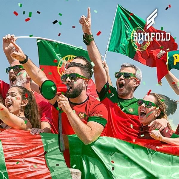 Solglasögon med upprullade armar under Portugals flagga