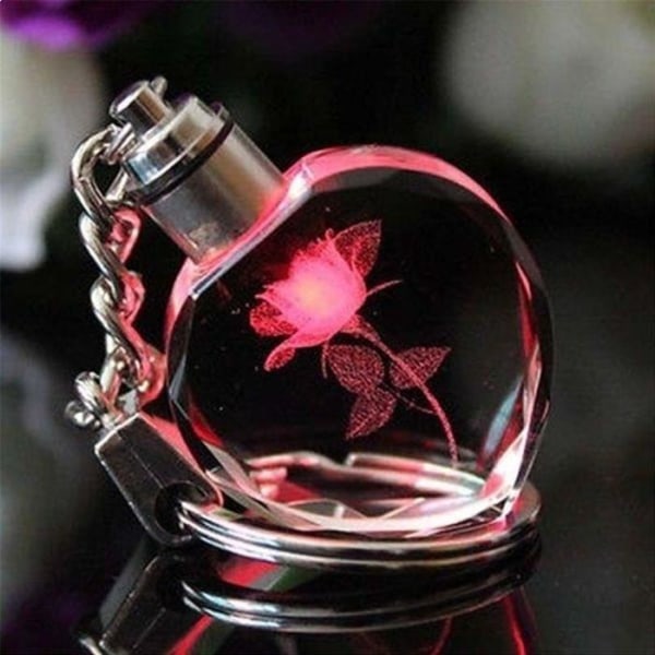 Kristall hjärtformad nyckelring med graverad blomma * Material: konstgjord kristall * Mått: 3 x 3 x 1,2 cm * Led