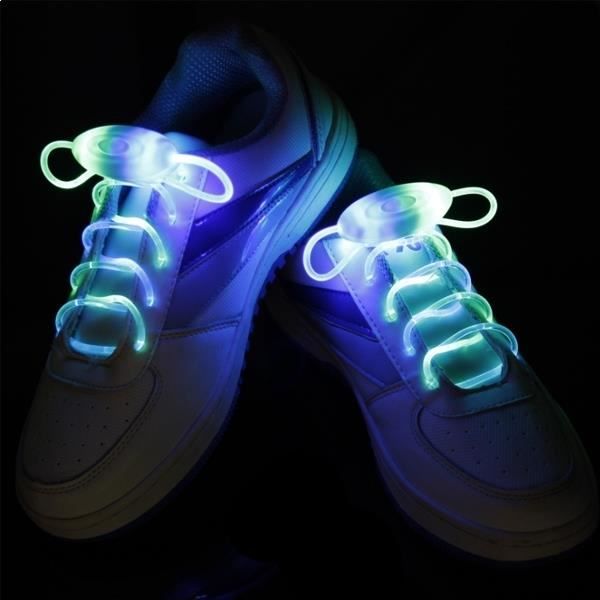 Ett par LED-skosnören med fast ljus, snabbt eller långsamt blinkande grönt