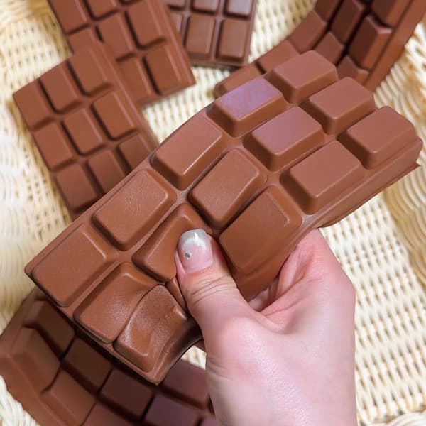 Simuleret chokoladelegetøj PU blødt og langsomt rebound kontorlegetøj Pink