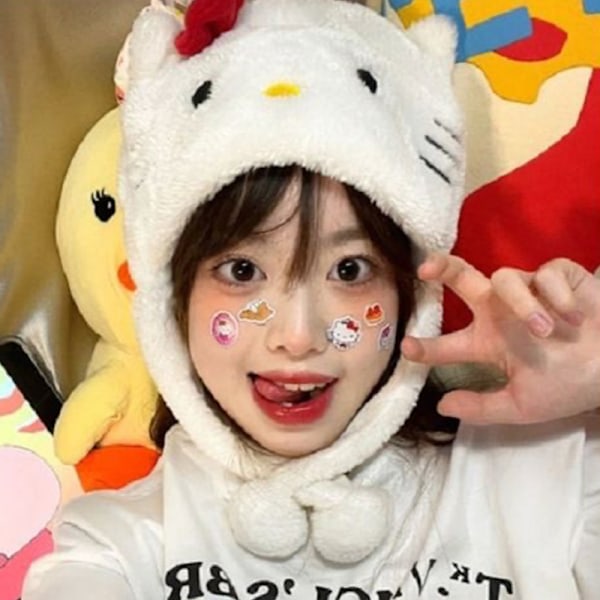 Kawaii KT Katt Plysjhette og Tegneseriegenserhatt Varme Ørebeskyttelse A2