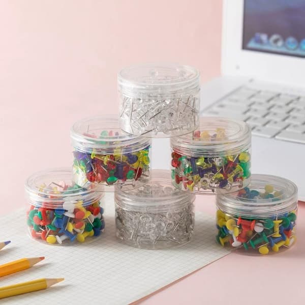 100 st/låda blandade häftstift i flerfärgad plast B