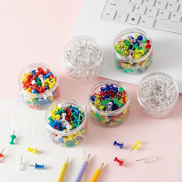 100 st/låda blandade häftstift i flerfärgad plast B
