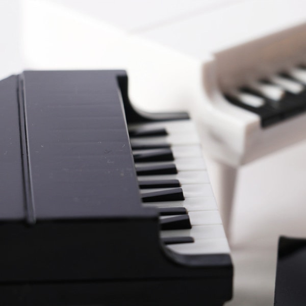 Miniatyrmöbler Leksaksdockor Hus Gör-det-själv-dekoration Tillbehör Mini Vertikal svart och vitt set White piano stool spectrum