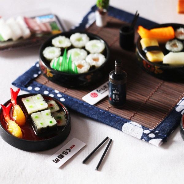 Miniatyrmöbler Leksak Doll House Gör-det-själv dekoration Tillbehör Mini japansk Sushi Bento tallrik Golden sushi