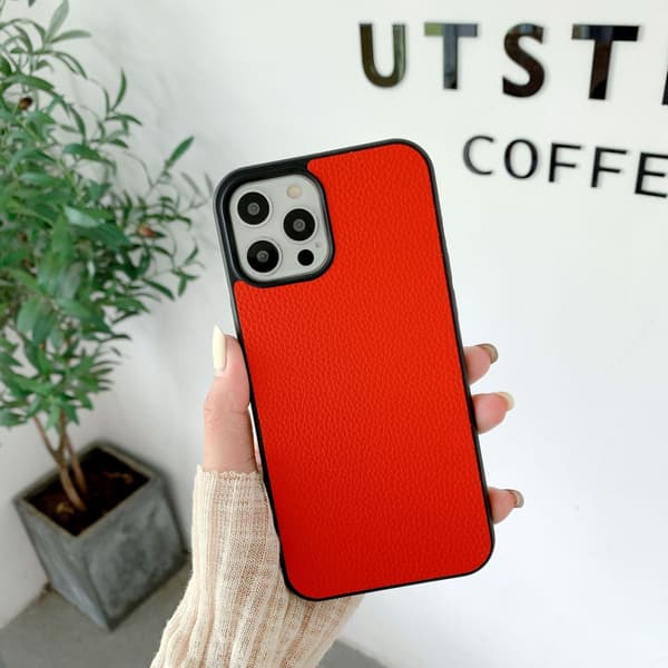 Fodral för iPhone15plus rött litchiläder retromönster