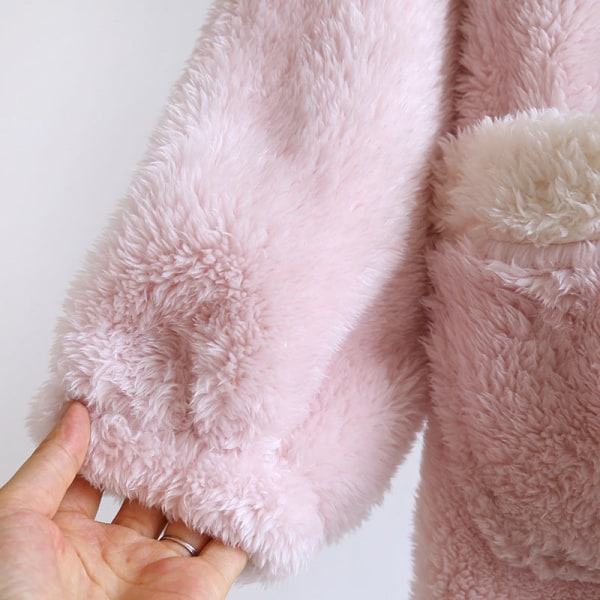 Bli bekväm söt med en pyjamas för kvinnor i mjuka plyschtyger pink M