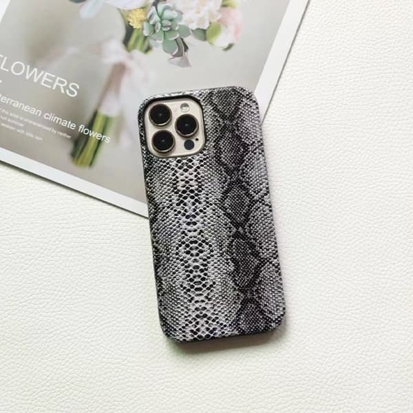Skal för iPhone 17promax svart pythonmönster halvskal hård värmeavledning