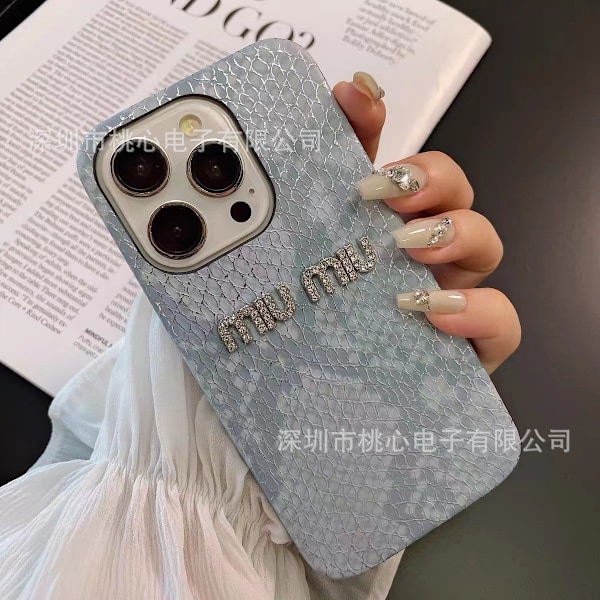 Etui til iPhone 13 slangeskind blå MU luksus trendy high end niche