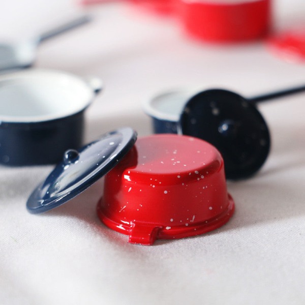 Miniature Møbler Legetøj Dukker Hus DIY Dekoration Tilbehør Mini Legering Suppe Pot Køkkengrej Wine Red