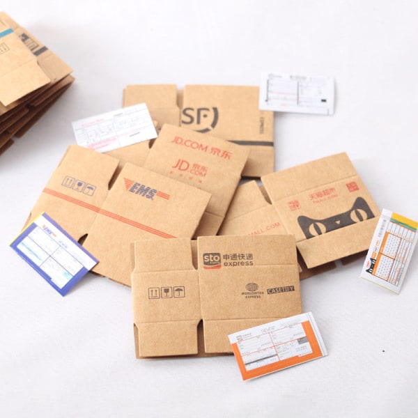 Miniatyrmøbler Leketøy Dukker Hus DIY dekorasjon Tilbehør Mini Express Box Simulering International Buy carton delivery order