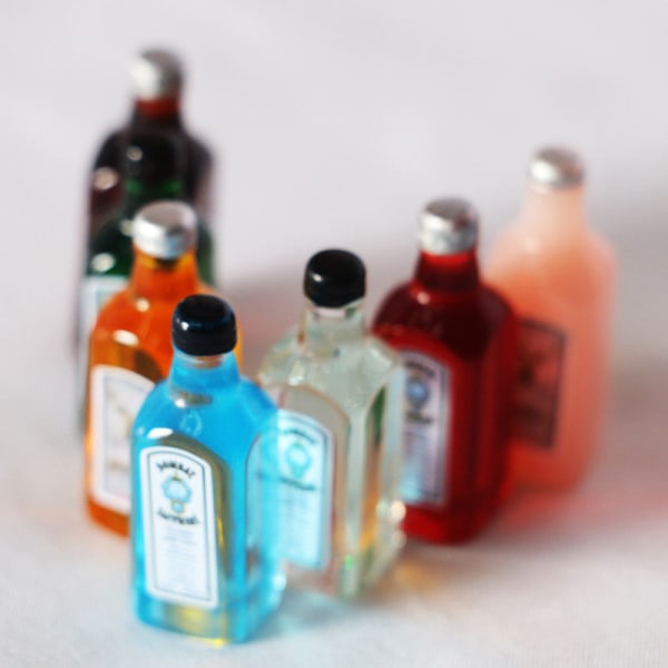 Miniatyrmöbler Leksaksdockor Hus Gör det själv Dekoration Tillbehör Mini Kreativ Simulering Safir Liqueur NO.3