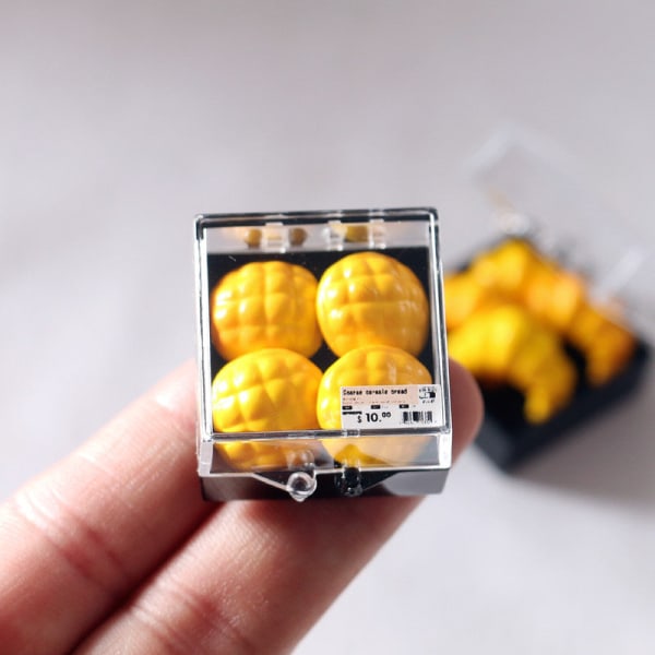 Miniaturemøbler Legetøjsdukker Hus gør-det-selv-dekorationstilbehør Mini-ananascroissant i æsker Pineapple bread suit