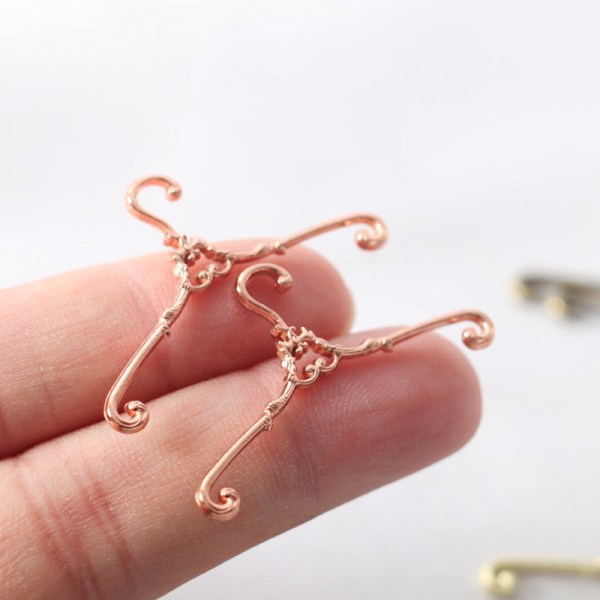 1 stk Miniatyrmøbler Leketøy Dukker Hus DIY dekorasjonstilbehør Mini Retro metallhenger Rose Gold