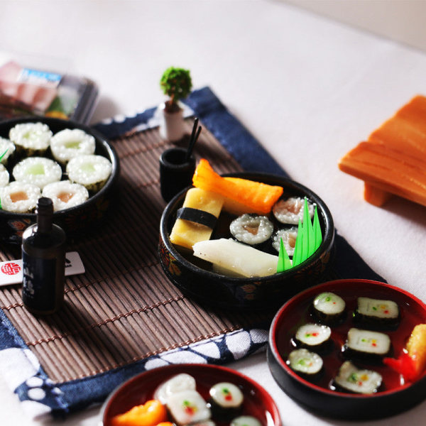 Miniatyrmøbler Leketøy Dukker Hus DIY Dekorasjon Tilbehør Mini japansk Sushi Bento tallerken Red bottom sushi