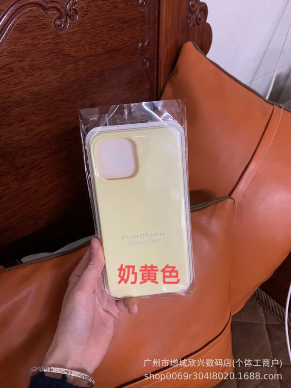 Etui til iPhone 17 Cremegul + + Label Flydende Silikone Solid