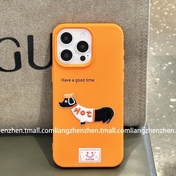 Etui til iPhone 13 orange broderet gravhund læderkort