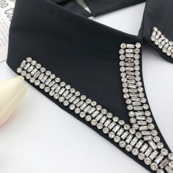 Kvinnors falska krage Avtagbar halv Mode Trendig pärlstil Vita kläder Black