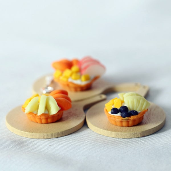 Miniatyrmøbler Leketøy Dukker Hus Gjør-det-selv-dekorasjon Tilbehør Mini Blåbær Mango Eple Ananaspaibrett Orange apple pie