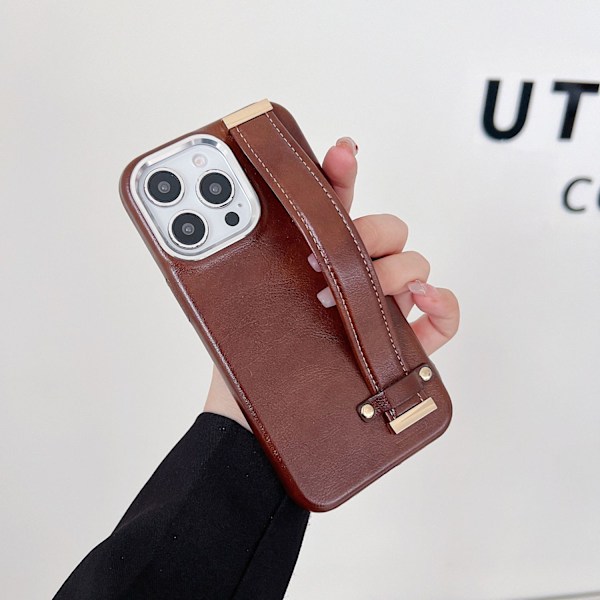 Kotelo iPhone 15 Plus -puhelimelle, tummanruskea vahattu nahkaranneke, putoamissuoja ja metallinen ri